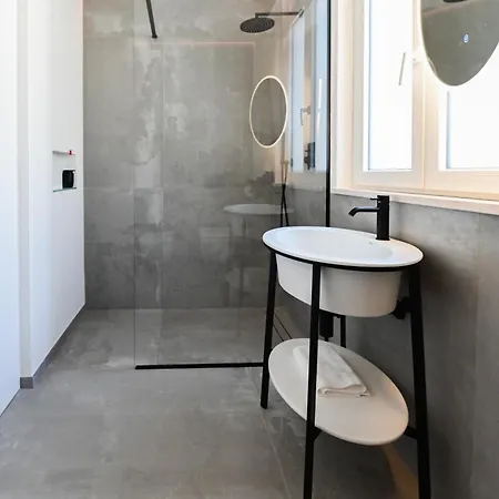 Le Marin Contemporary